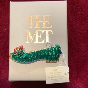 The Met Holiday pin